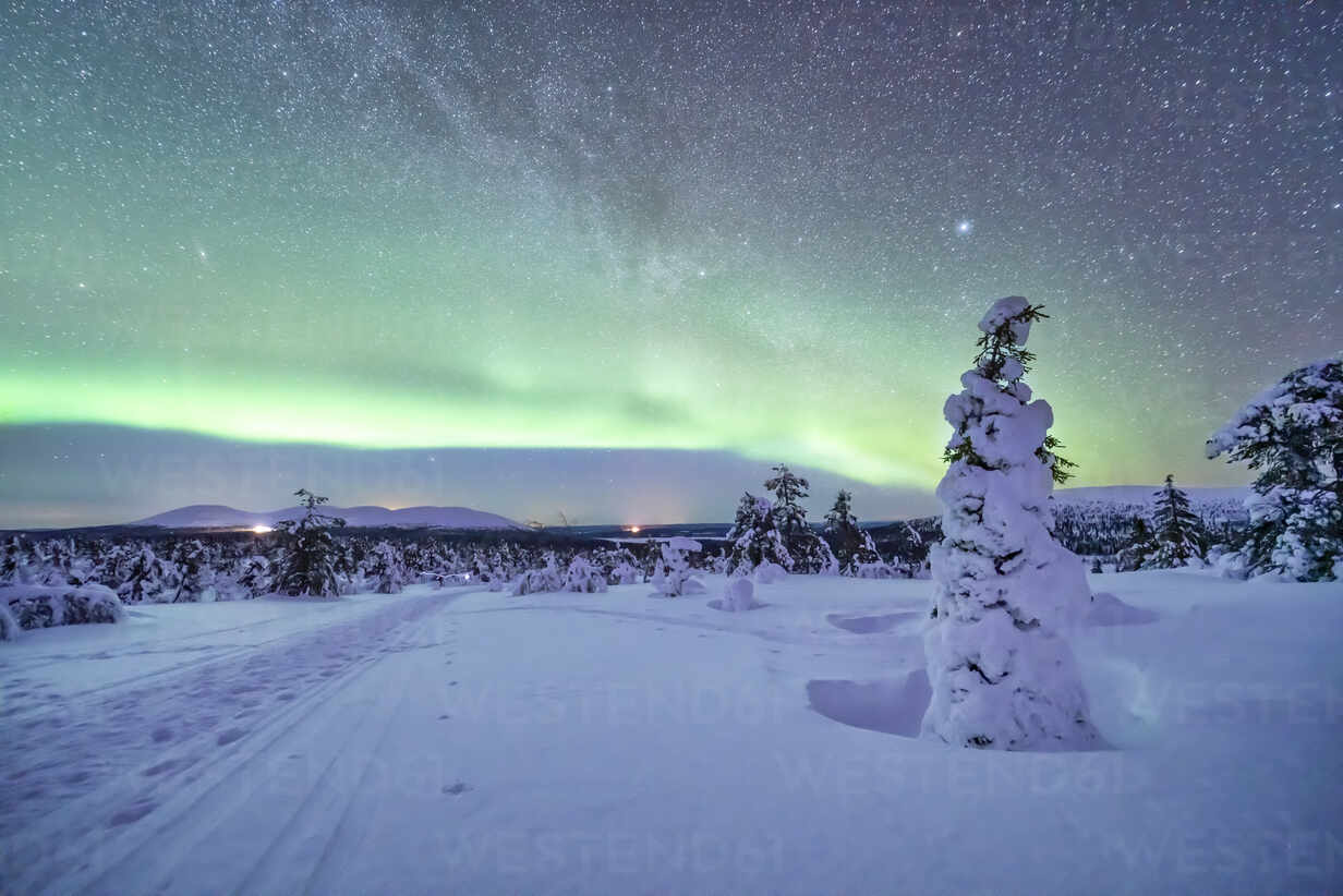 Bugsering undulate Blueprint Northern lights over snow-covered landscape at dusk stock photo