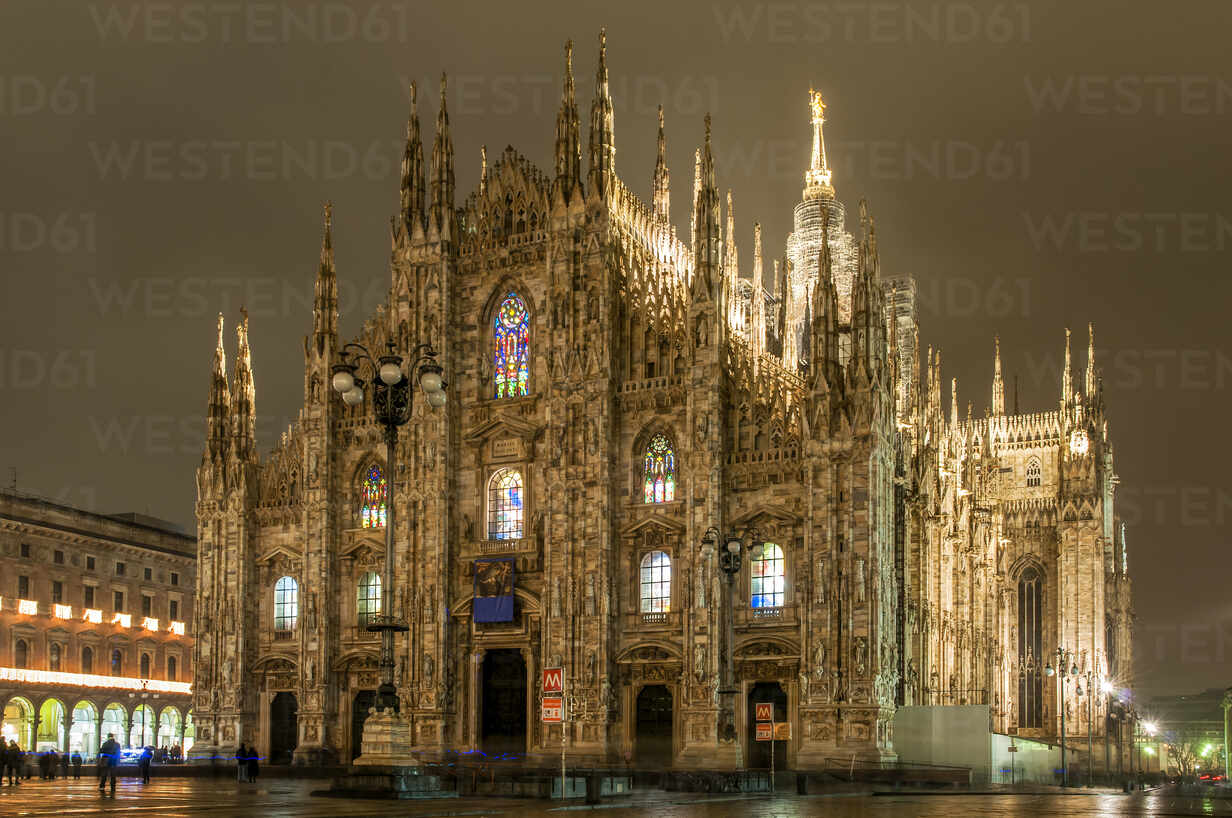 Piazza del Duomo square by night with Duomo gothic cathedral, Mi stock ...
